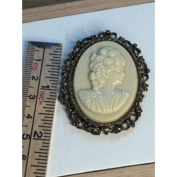 Vintage Cameo Brooch Pin With Detailed Woman Portrait In Ornate Metal Frame - Picture 5 of 9